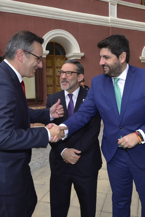 El acto institucional estuvo marcado por las negociaciones para los pactos en la Comunidad y en varios ayuntamientos de la Región
