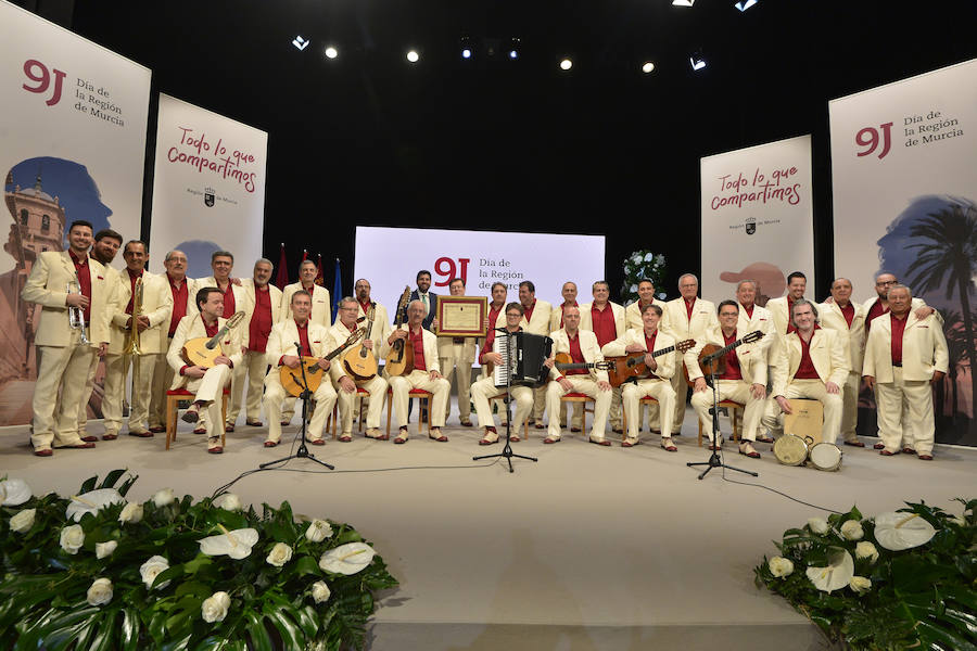 El acto institucional estuvo marcado por las negociaciones para los pactos en la Comunidad y en varios ayuntamientos de la Región