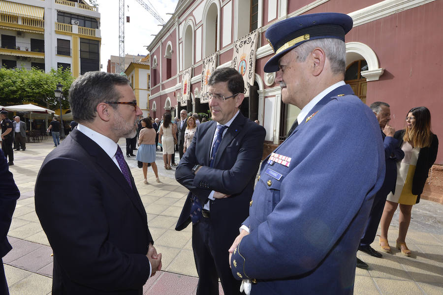 El acto institucional estuvo marcado por las negociaciones para los pactos en la Comunidad y en varios ayuntamientos de la Región