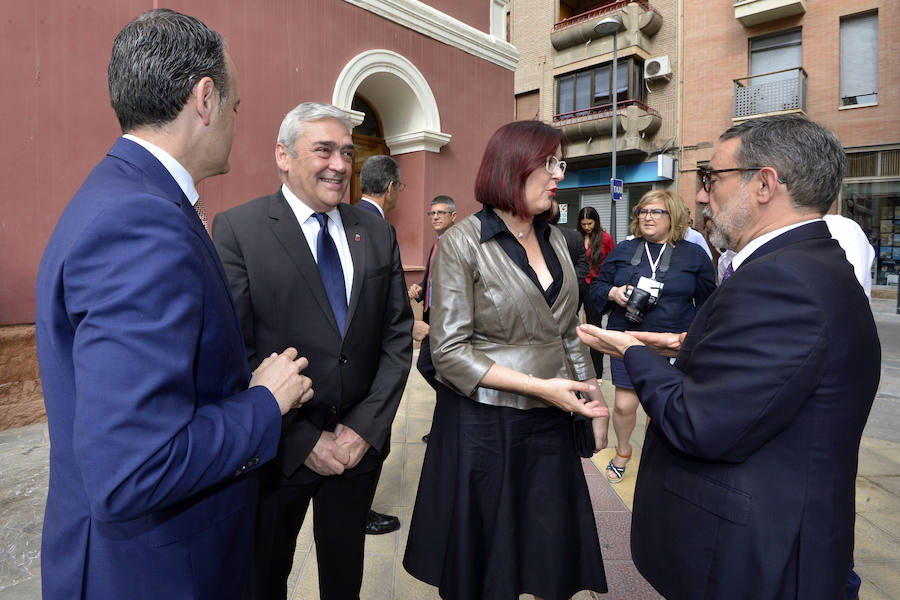 El acto institucional estuvo marcado por las negociaciones para los pactos en la Comunidad y en varios ayuntamientos de la Región