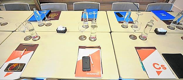 Mesa del hotel Agalia en la que tuvo lugar el jueves pasado la primera reunión de los comités negociadores de PP y Cs. 