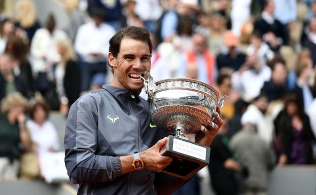 Rafa Nadal muerde la Copa de los Mosqueteros. 