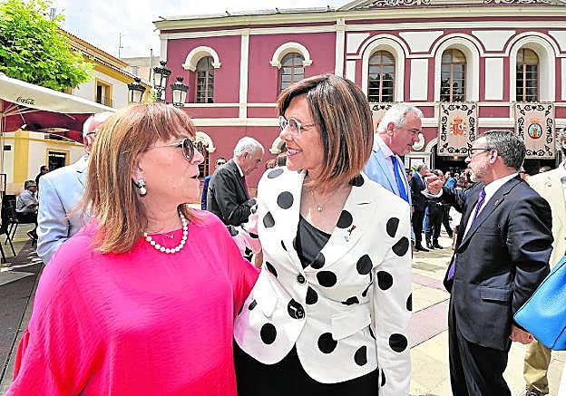 Rosa Peñalver, con María Antonia Martínez. Detrás, Francisco Jiménez, delegado del Gobierno. 
