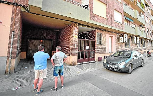 Dos vecinos observan la entrada a la cochera del edificio Jardín I de la calle Antonia Maymón, que fue asaltada semanas atrás. 