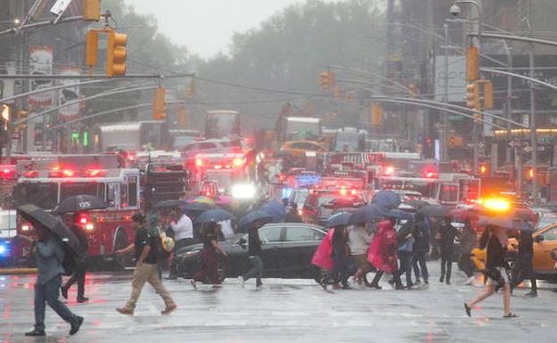 Despliegue de policía, bomberos y ambulancias en la Séptima Avenida de Nueva York, donde tuvo lugar el accidente de helicóptero.