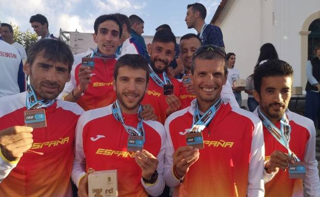 El equipo español posa con su medalla.