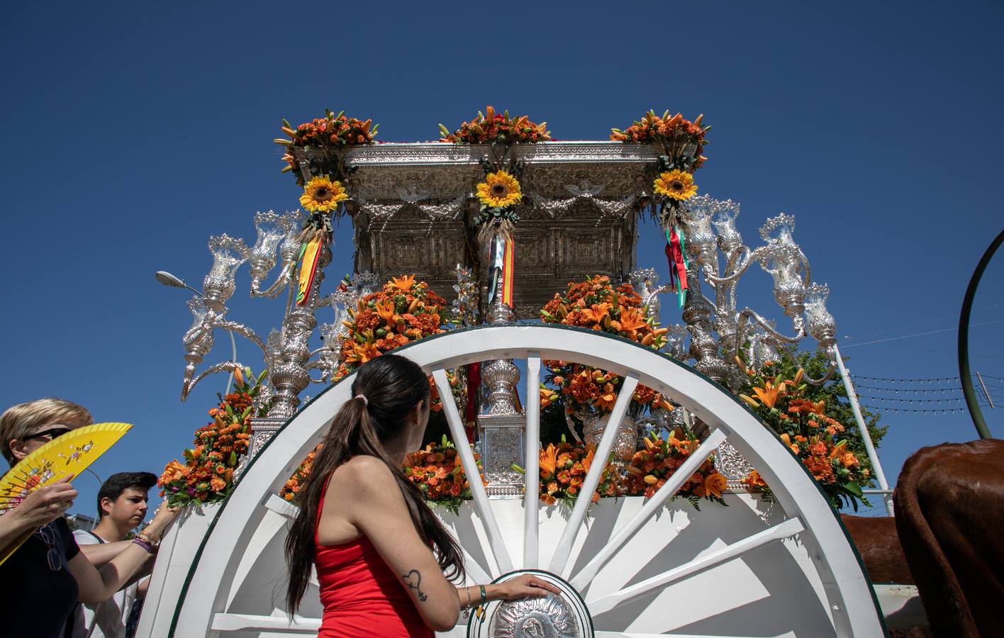 Cientos de personas participan en la romería de Pentecostés 2019, donde los peregrinos surcan los caminos hacia la aldea almonteña de El Rocío (Huelva) para honrar a la Virgen del Rocío.