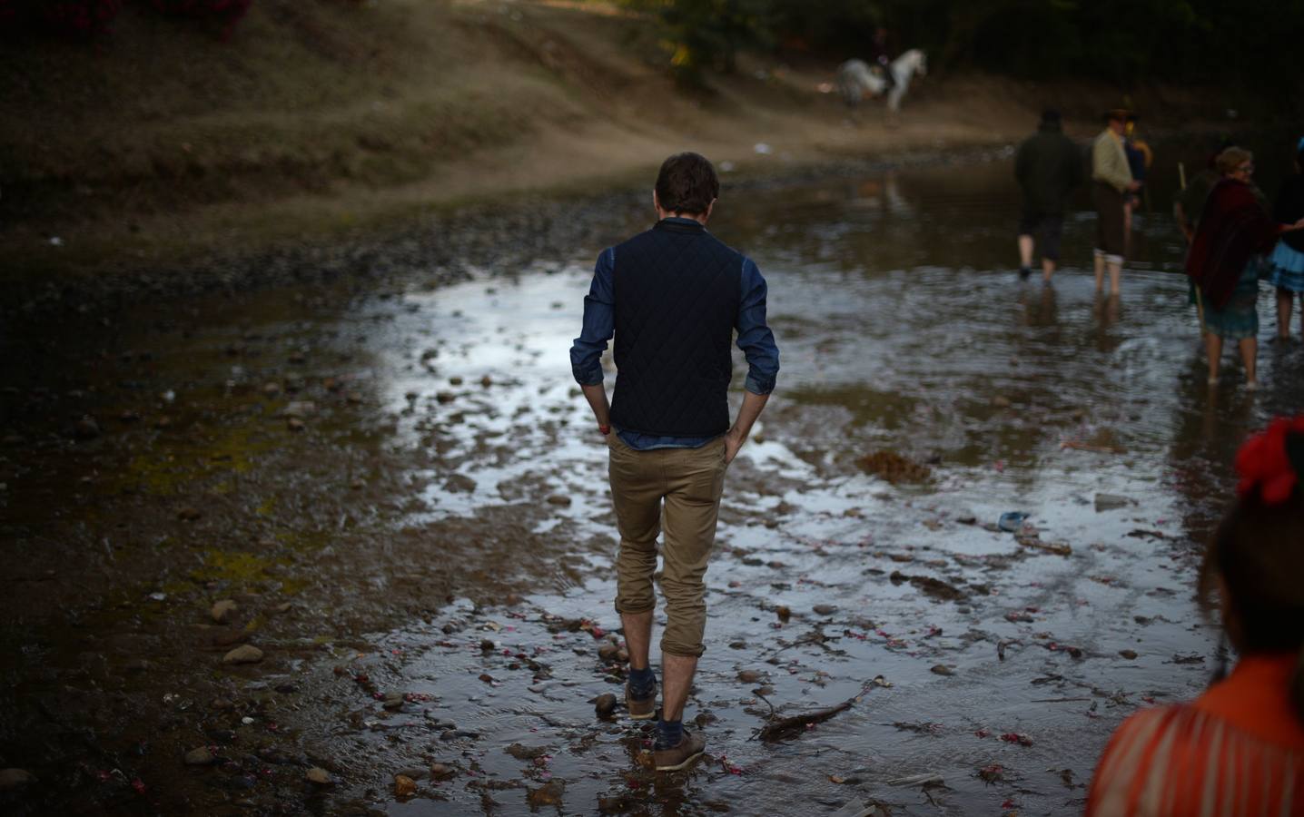 Cientos de personas participan en la romería de Pentecostés 2019, donde los peregrinos surcan los caminos hacia la aldea almonteña de El Rocío (Huelva) para honrar a la Virgen del Rocío.