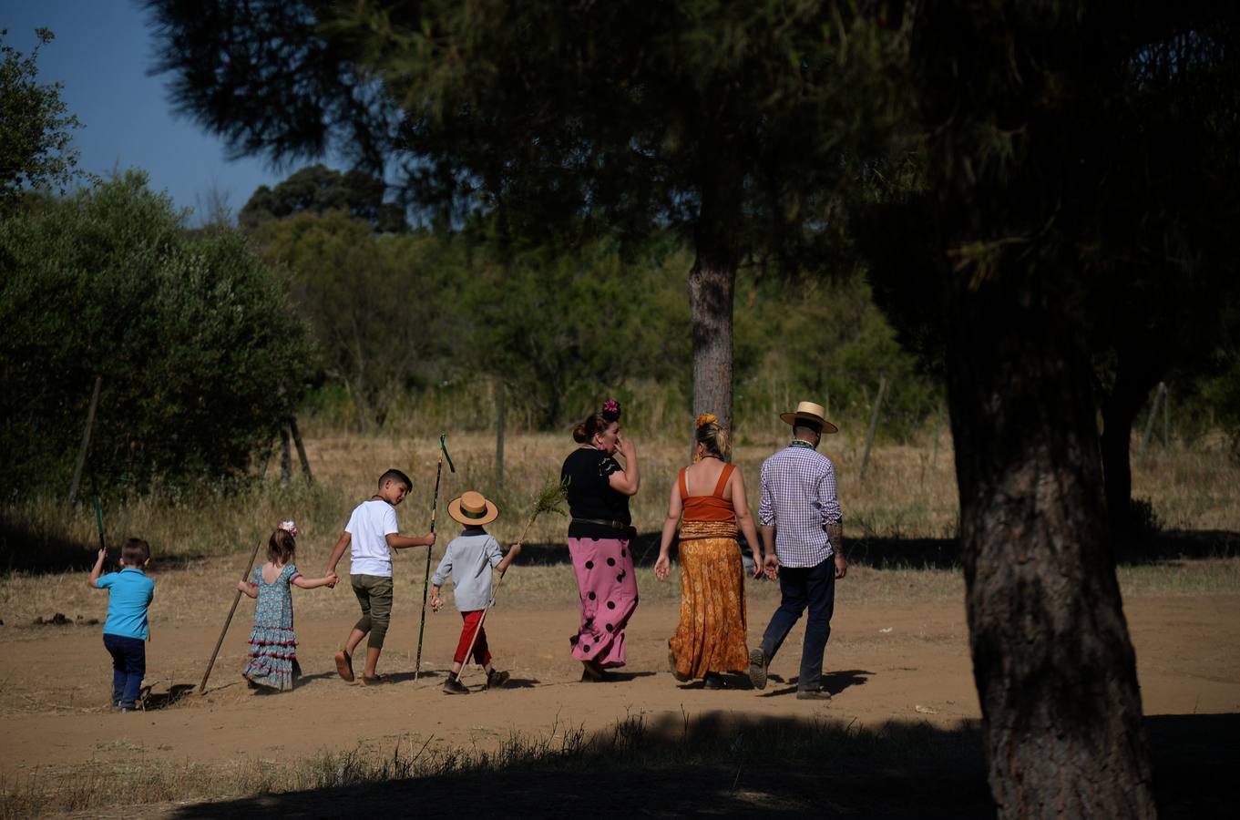 Cientos de personas participan en la romería de Pentecostés 2019, donde los peregrinos surcan los caminos hacia la aldea almonteña de El Rocío (Huelva) para honrar a la Virgen del Rocío.