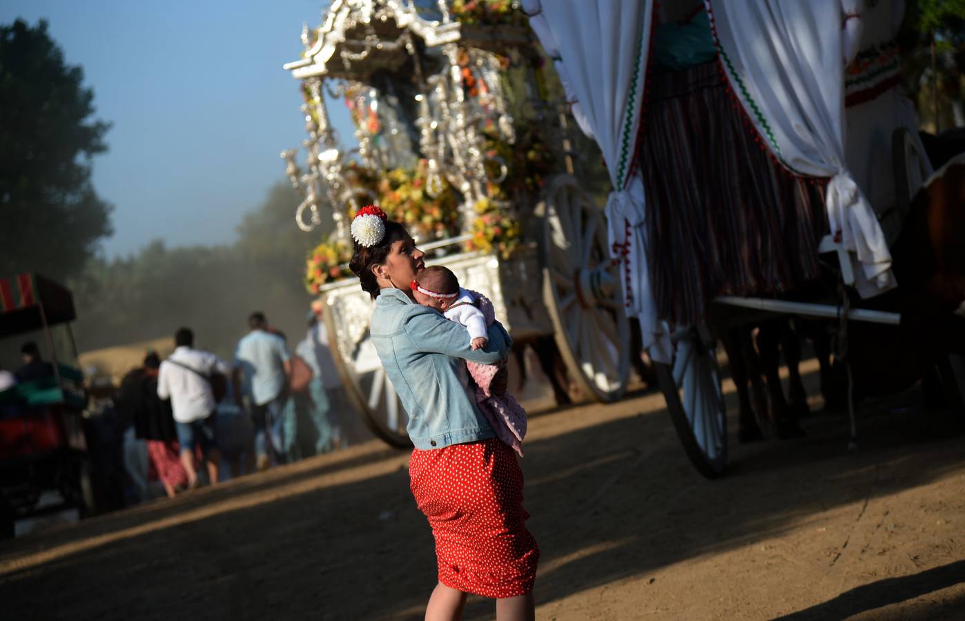 Cientos de personas participan en la romería de Pentecostés 2019, donde los peregrinos surcan los caminos hacia la aldea almonteña de El Rocío (Huelva) para honrar a la Virgen del Rocío.
