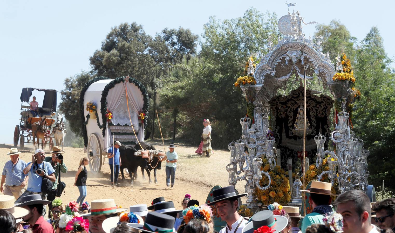 Cientos de personas participan en la romería de Pentecostés 2019, donde los peregrinos surcan los caminos hacia la aldea almonteña de El Rocío (Huelva) para honrar a la Virgen del Rocío.