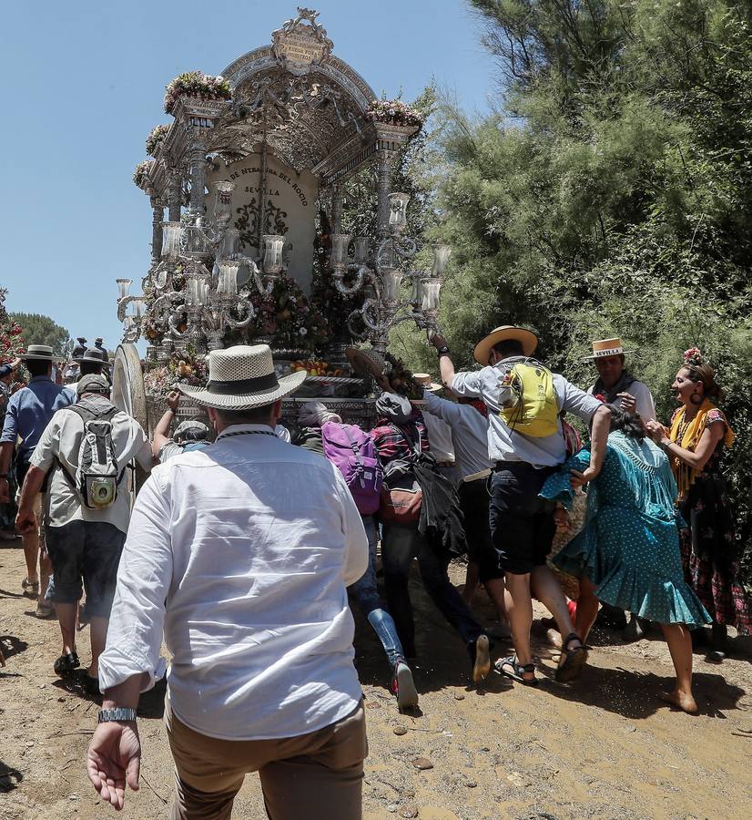Cientos de personas participan en la romería de Pentecostés 2019, donde los peregrinos surcan los caminos hacia la aldea almonteña de El Rocío (Huelva) para honrar a la Virgen del Rocío.
