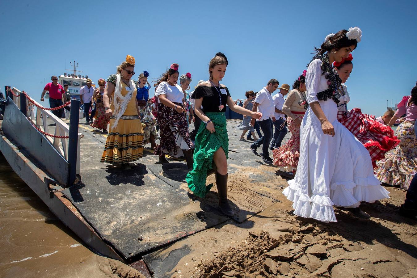 Cientos de personas participan en la romería de Pentecostés 2019, donde los peregrinos surcan los caminos hacia la aldea almonteña de El Rocío (Huelva) para honrar a la Virgen del Rocío.