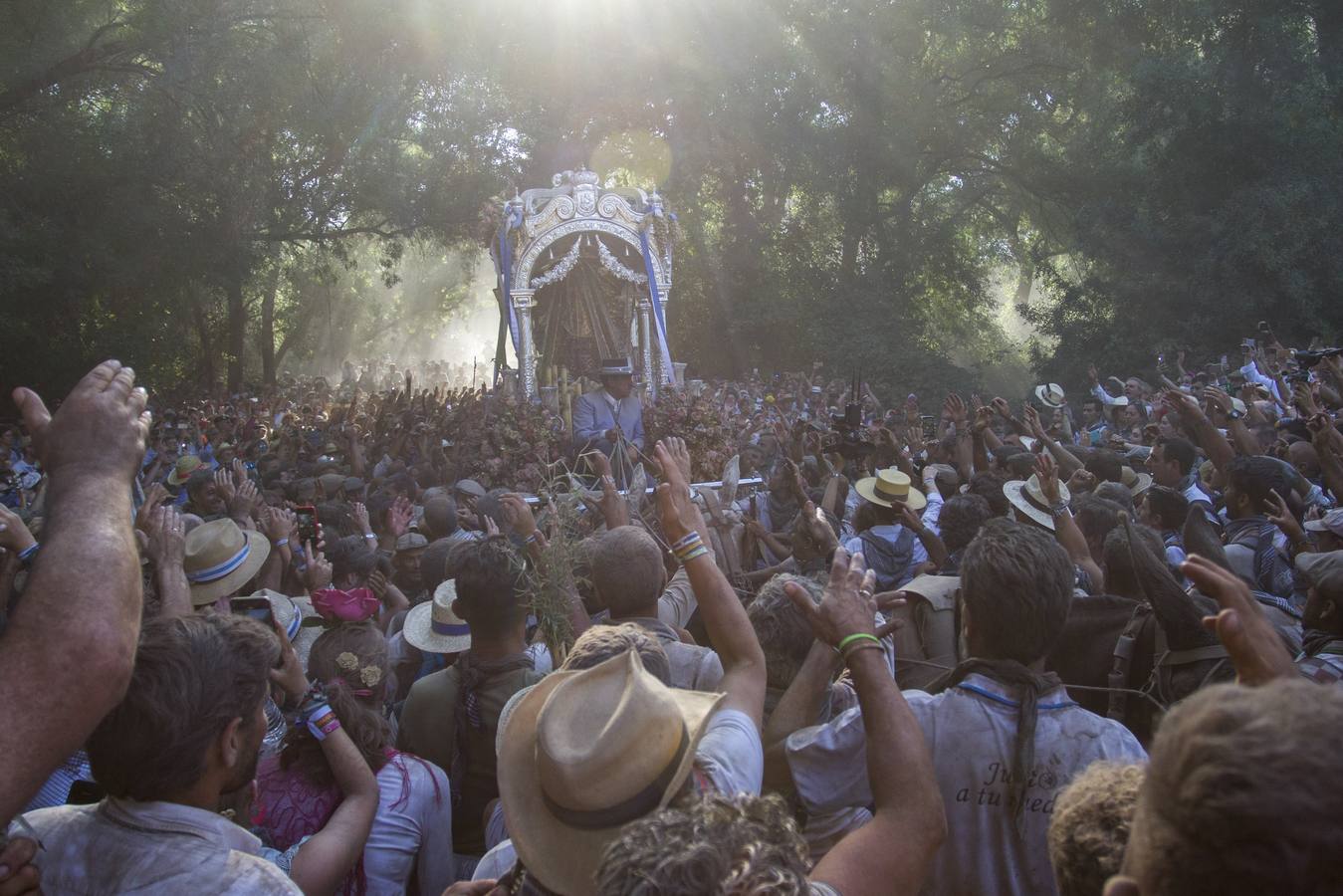 Cientos de personas participan en la romería de Pentecostés 2019, donde los peregrinos surcan los caminos hacia la aldea almonteña de El Rocío (Huelva) para honrar a la Virgen del Rocío.