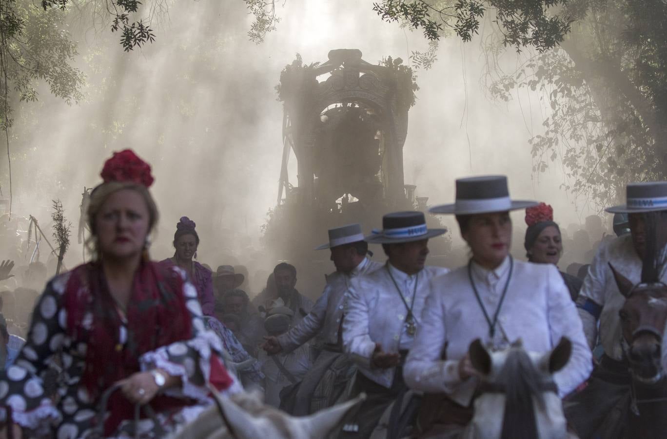 Cientos de personas participan en la romería de Pentecostés 2019, donde los peregrinos surcan los caminos hacia la aldea almonteña de El Rocío (Huelva) para honrar a la Virgen del Rocío.