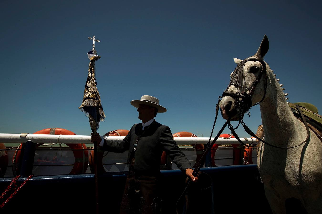 Cientos de personas participan en la romería de Pentecostés 2019, donde los peregrinos surcan los caminos hacia la aldea almonteña de El Rocío (Huelva) para honrar a la Virgen del Rocío.