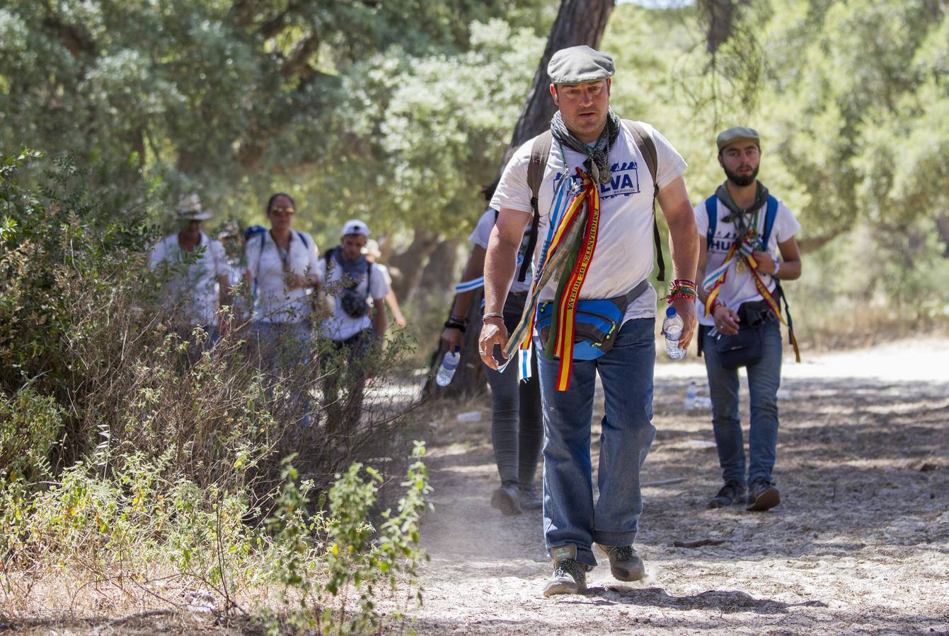 Cientos de personas participan en la romería de Pentecostés 2019, donde los peregrinos surcan los caminos hacia la aldea almonteña de El Rocío (Huelva) para honrar a la Virgen del Rocío.