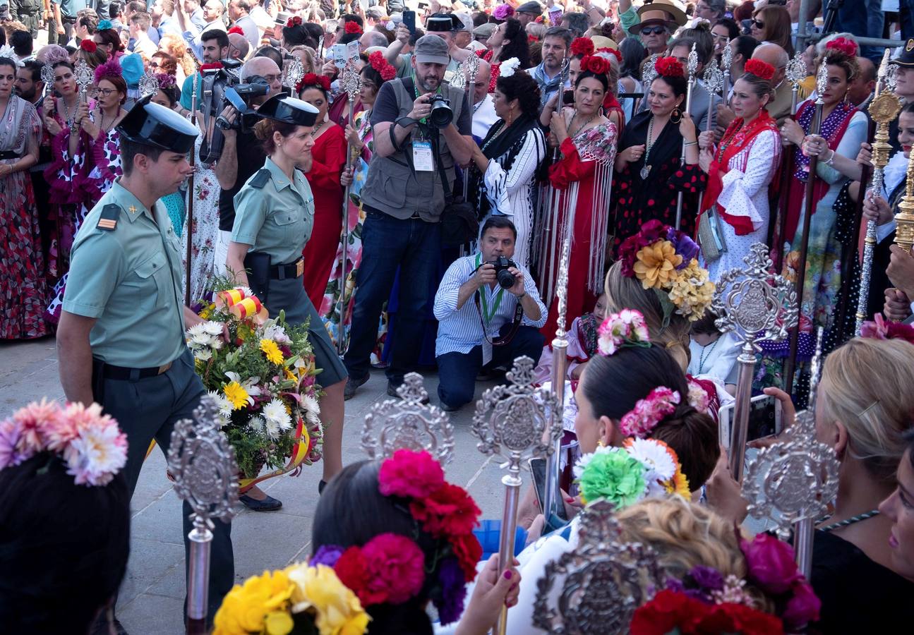 Cientos de personas participan en la romería de Pentecostés 2019, donde los peregrinos surcan los caminos hacia la aldea almonteña de El Rocío (Huelva) para honrar a la Virgen del Rocío.