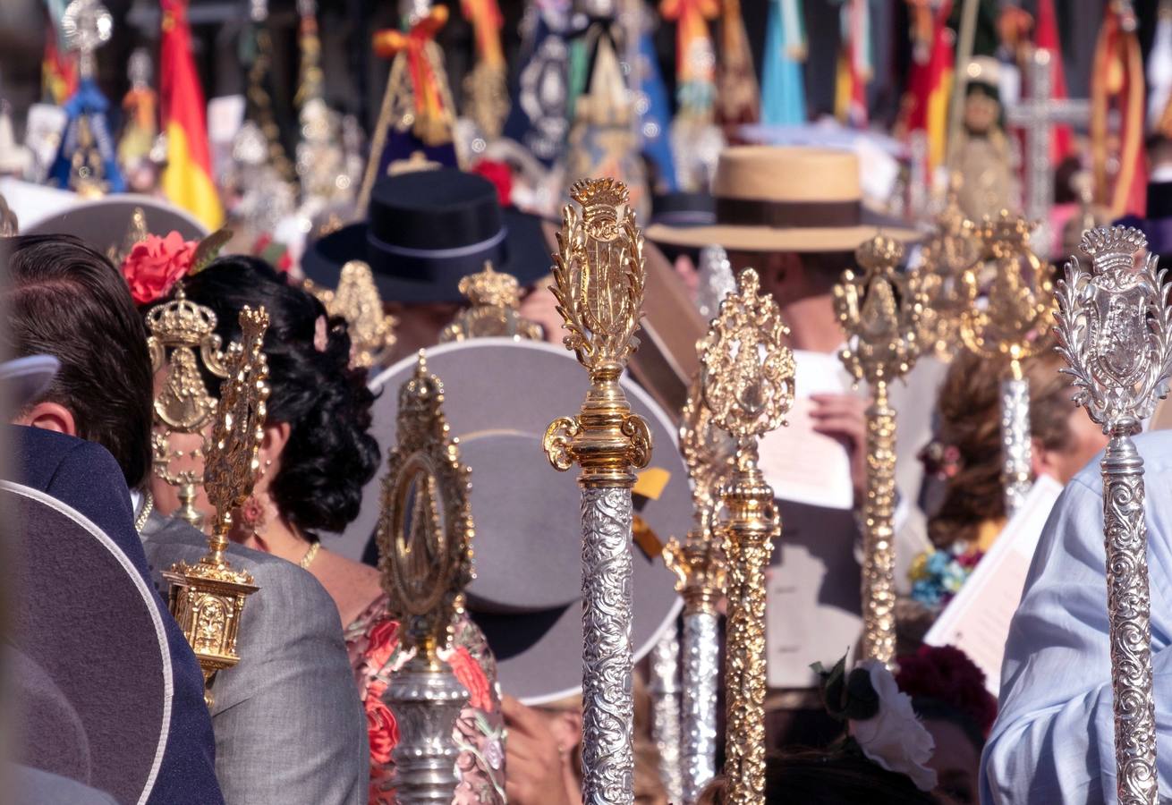 Cientos de personas participan en la romería de Pentecostés 2019, donde los peregrinos surcan los caminos hacia la aldea almonteña de El Rocío (Huelva) para honrar a la Virgen del Rocío.