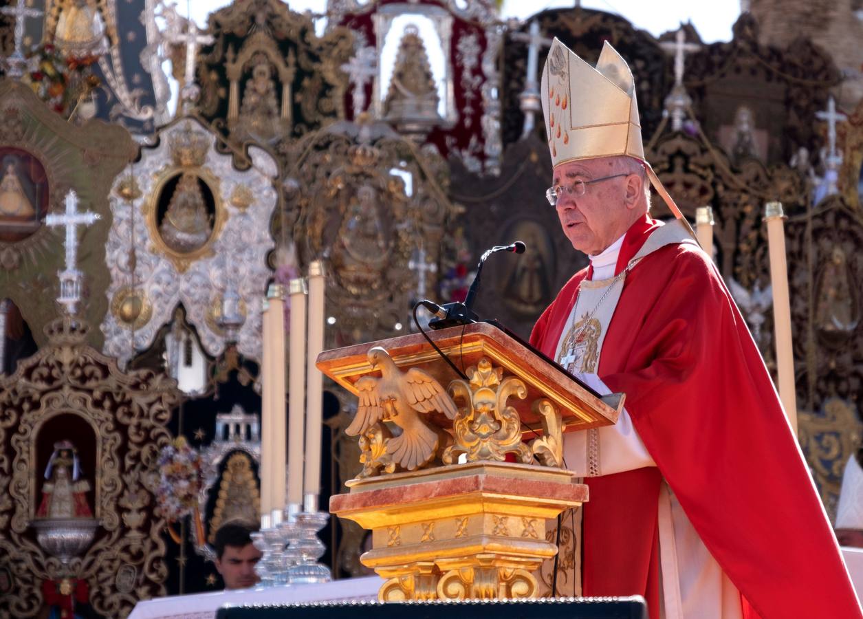 Cientos de personas participan en la romería de Pentecostés 2019, donde los peregrinos surcan los caminos hacia la aldea almonteña de El Rocío (Huelva) para honrar a la Virgen del Rocío.