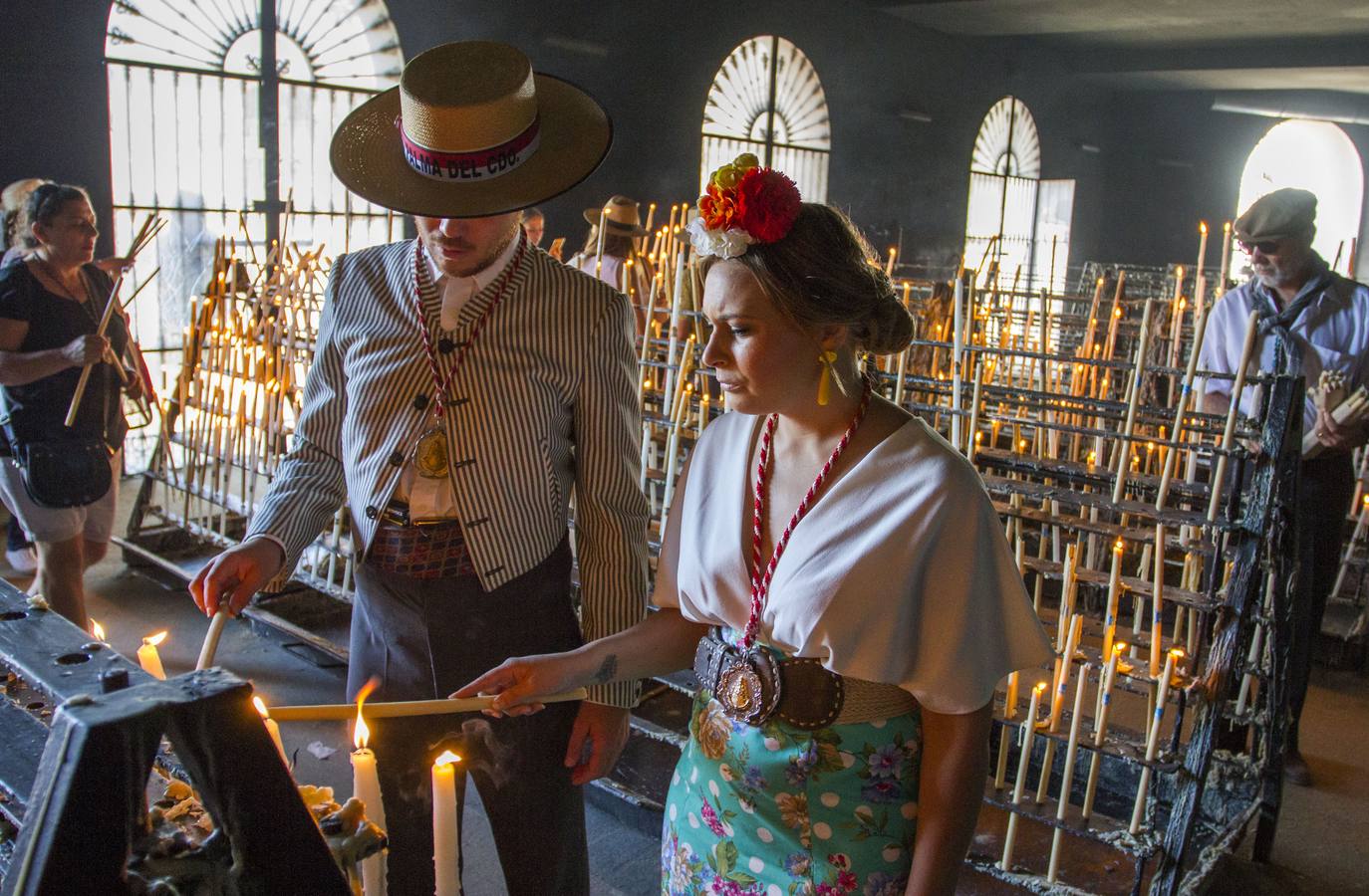 Cientos de personas participan en la romería de Pentecostés 2019, donde los peregrinos surcan los caminos hacia la aldea almonteña de El Rocío (Huelva) para honrar a la Virgen del Rocío.