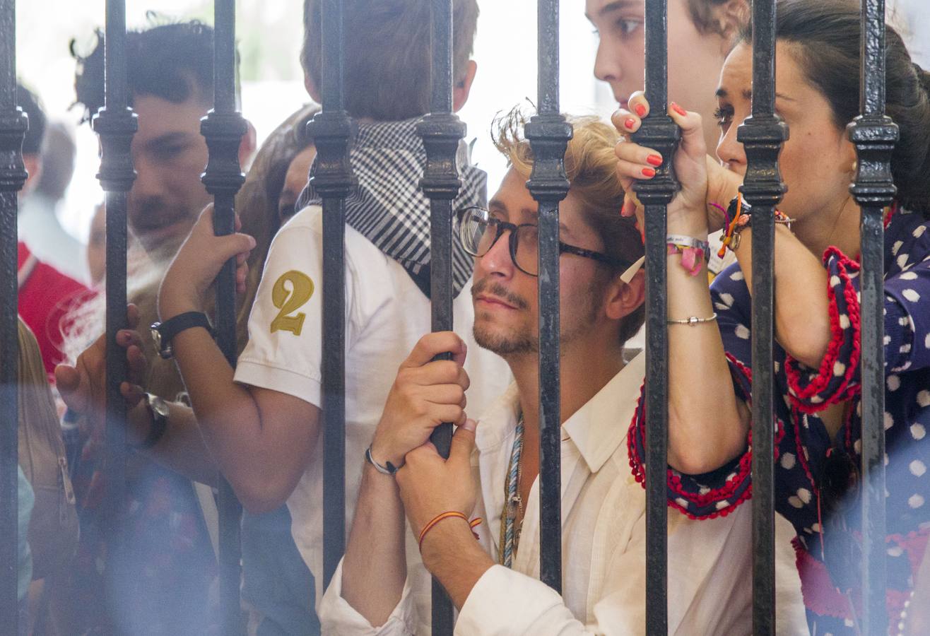 Cientos de personas participan en la romería de Pentecostés 2019, donde los peregrinos surcan los caminos hacia la aldea almonteña de El Rocío (Huelva) para honrar a la Virgen del Rocío.