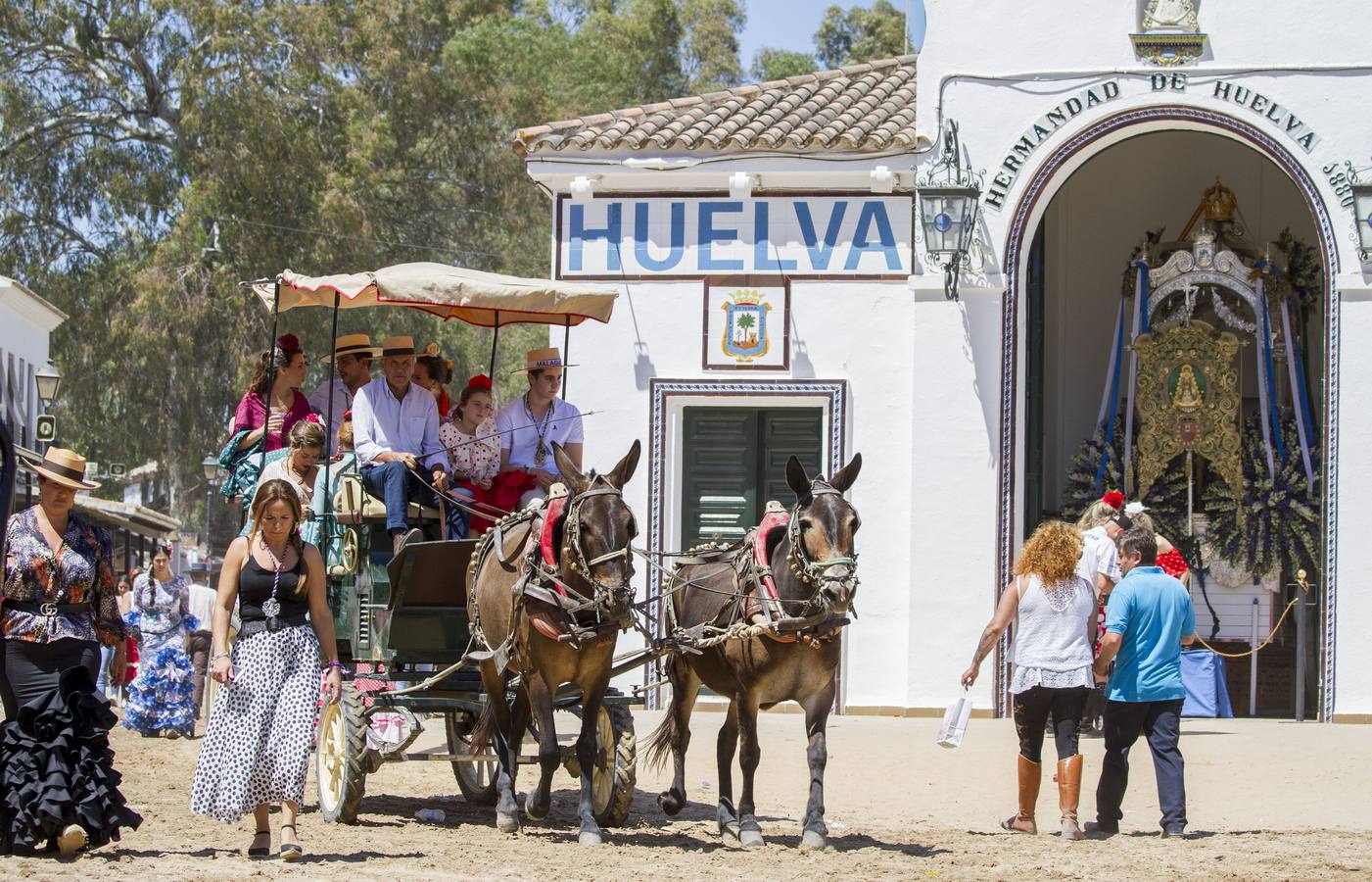 Cientos de personas participan en la romería de Pentecostés 2019, donde los peregrinos surcan los caminos hacia la aldea almonteña de El Rocío (Huelva) para honrar a la Virgen del Rocío.