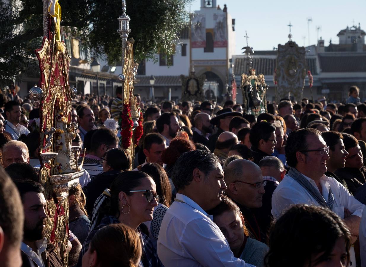 Cientos de personas participan en la romería de Pentecostés 2019, donde los peregrinos surcan los caminos hacia la aldea almonteña de El Rocío (Huelva) para honrar a la Virgen del Rocío.