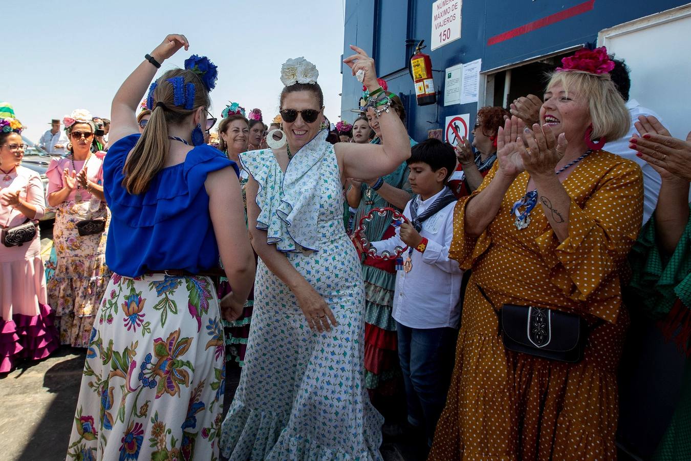 Cientos de personas participan en la romería de Pentecostés 2019, donde los peregrinos surcan los caminos hacia la aldea almonteña de El Rocío (Huelva) para honrar a la Virgen del Rocío.