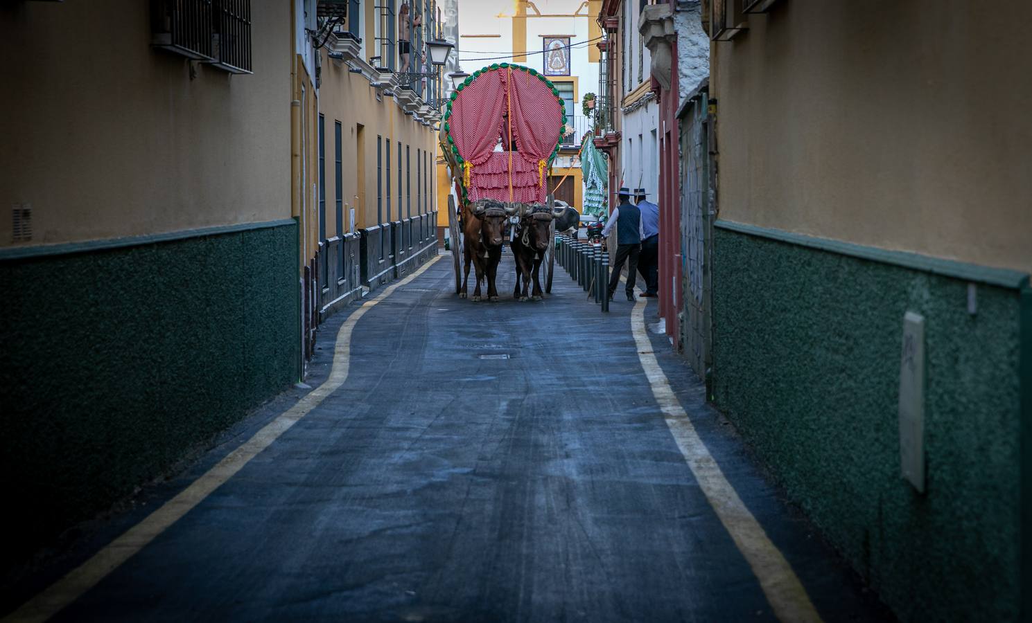 Cientos de personas participan en la romería de Pentecostés 2019, donde los peregrinos surcan los caminos hacia la aldea almonteña de El Rocío (Huelva) para honrar a la Virgen del Rocío.