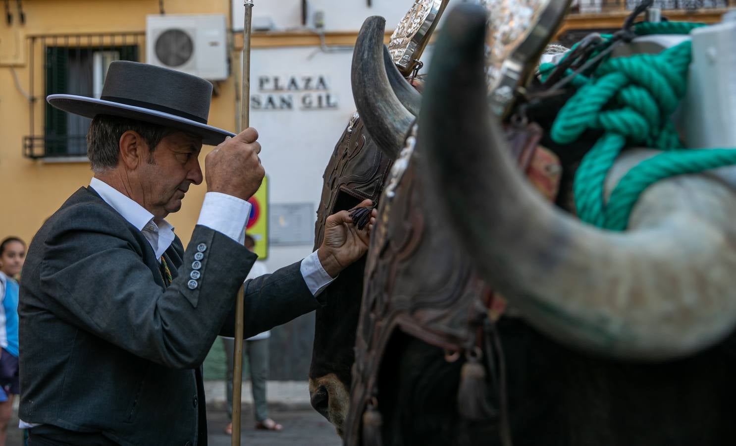 Cientos de personas participan en la romería de Pentecostés 2019, donde los peregrinos surcan los caminos hacia la aldea almonteña de El Rocío (Huelva) para honrar a la Virgen del Rocío.