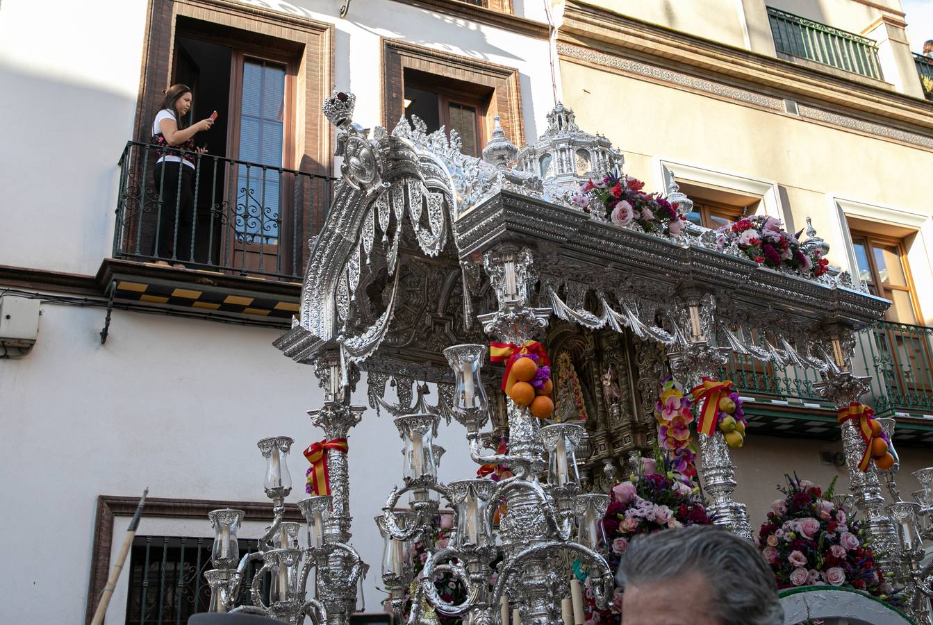 Cientos de personas participan en la romería de Pentecostés 2019, donde los peregrinos surcan los caminos hacia la aldea almonteña de El Rocío (Huelva) para honrar a la Virgen del Rocío.
