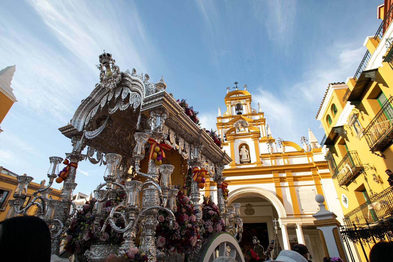 Cientos de personas participan en la romería de Pentecostés 2019, donde los peregrinos surcan los caminos hacia la aldea almonteña de El Rocío (Huelva) para honrar a la Virgen del Rocío.