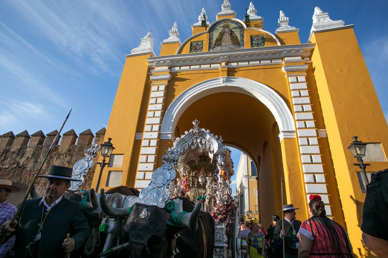 Cientos de personas participan en la romería de Pentecostés 2019, donde los peregrinos surcan los caminos hacia la aldea almonteña de El Rocío (Huelva) para honrar a la Virgen del Rocío.