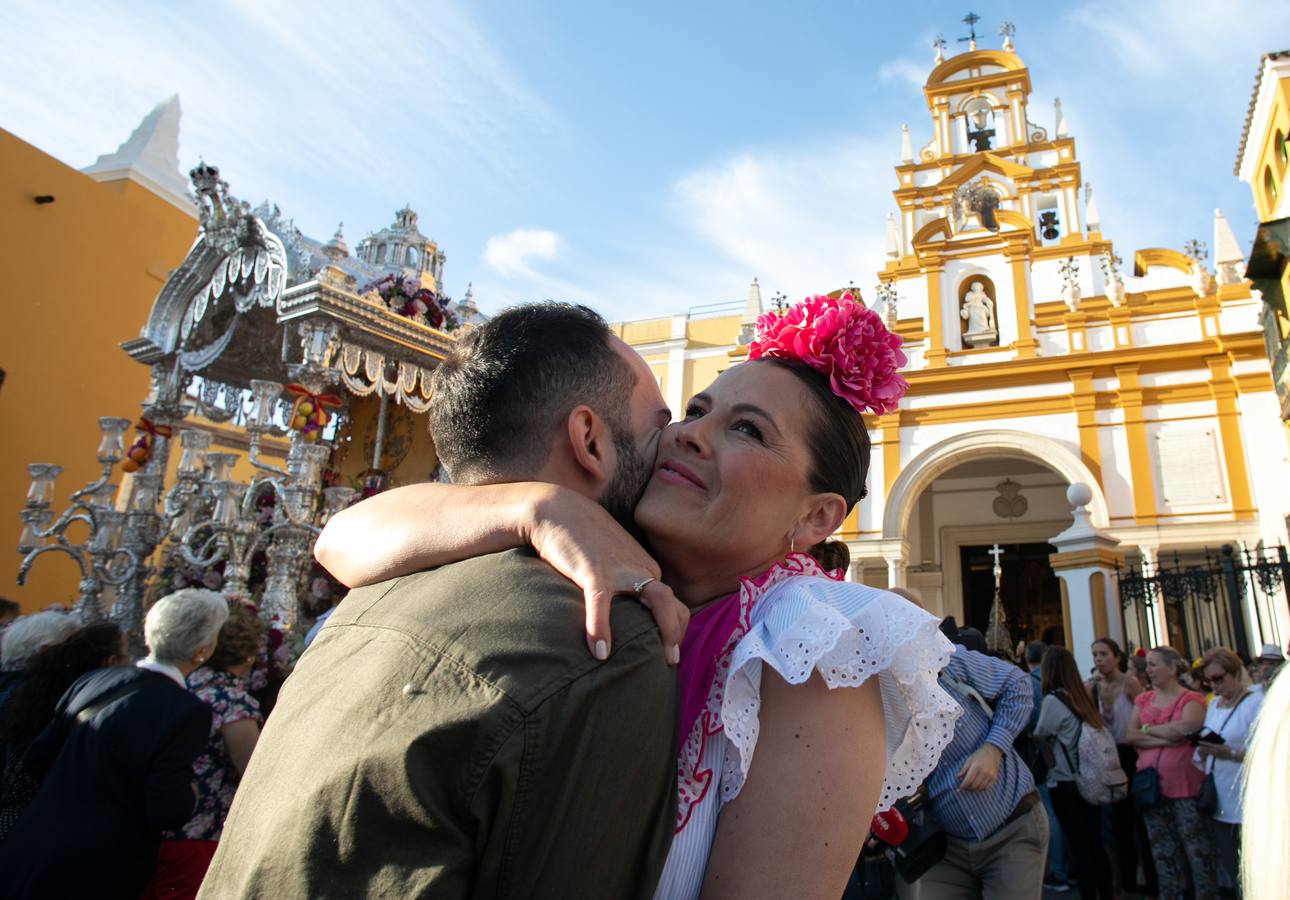 Cientos de personas participan en la romería de Pentecostés 2019, donde los peregrinos surcan los caminos hacia la aldea almonteña de El Rocío (Huelva) para honrar a la Virgen del Rocío.