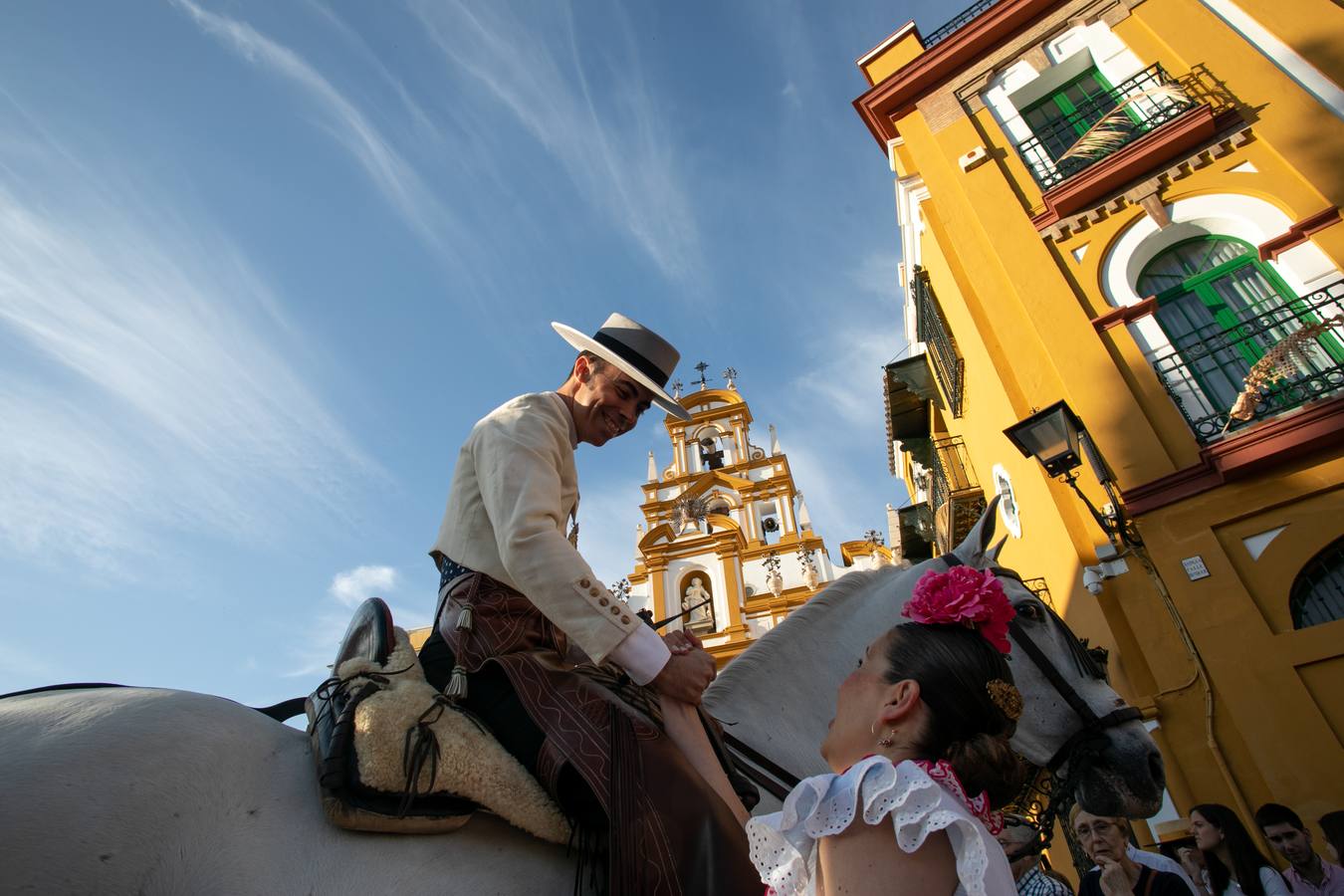 Cientos de personas participan en la romería de Pentecostés 2019, donde los peregrinos surcan los caminos hacia la aldea almonteña de El Rocío (Huelva) para honrar a la Virgen del Rocío.