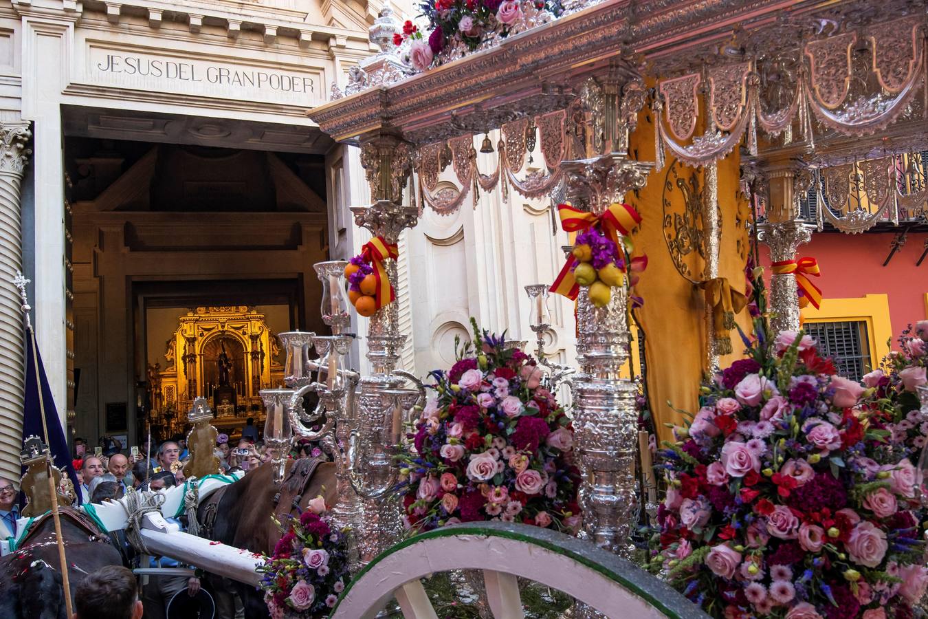 Cientos de personas participan en la romería de Pentecostés 2019, donde los peregrinos surcan los caminos hacia la aldea almonteña de El Rocío (Huelva) para honrar a la Virgen del Rocío.