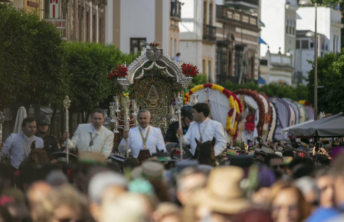 Cientos de personas participan en la romería de Pentecostés 2019, donde los peregrinos surcan los caminos hacia la aldea almonteña de El Rocío (Huelva) para honrar a la Virgen del Rocío.