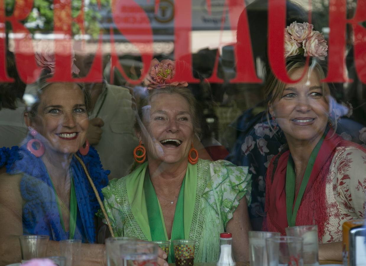 Cientos de personas participan en la romería de Pentecostés 2019, donde los peregrinos surcan los caminos hacia la aldea almonteña de El Rocío (Huelva) para honrar a la Virgen del Rocío.