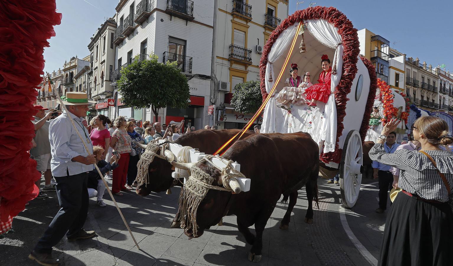 Cientos de personas participan en la romería de Pentecostés 2019, donde los peregrinos surcan los caminos hacia la aldea almonteña de El Rocío (Huelva) para honrar a la Virgen del Rocío.