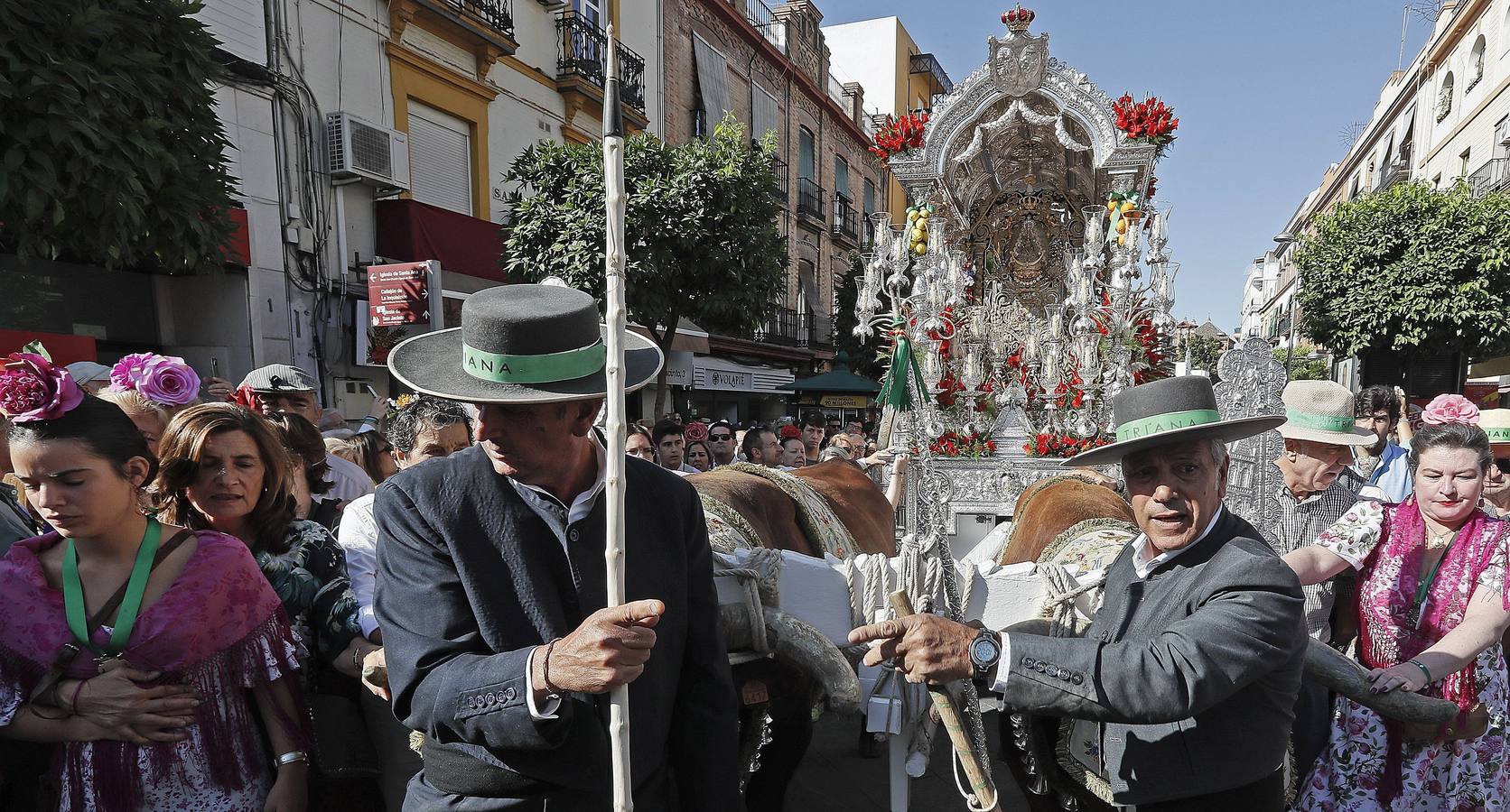 Cientos de personas participan en la romería de Pentecostés 2019, donde los peregrinos surcan los caminos hacia la aldea almonteña de El Rocío (Huelva) para honrar a la Virgen del Rocío.