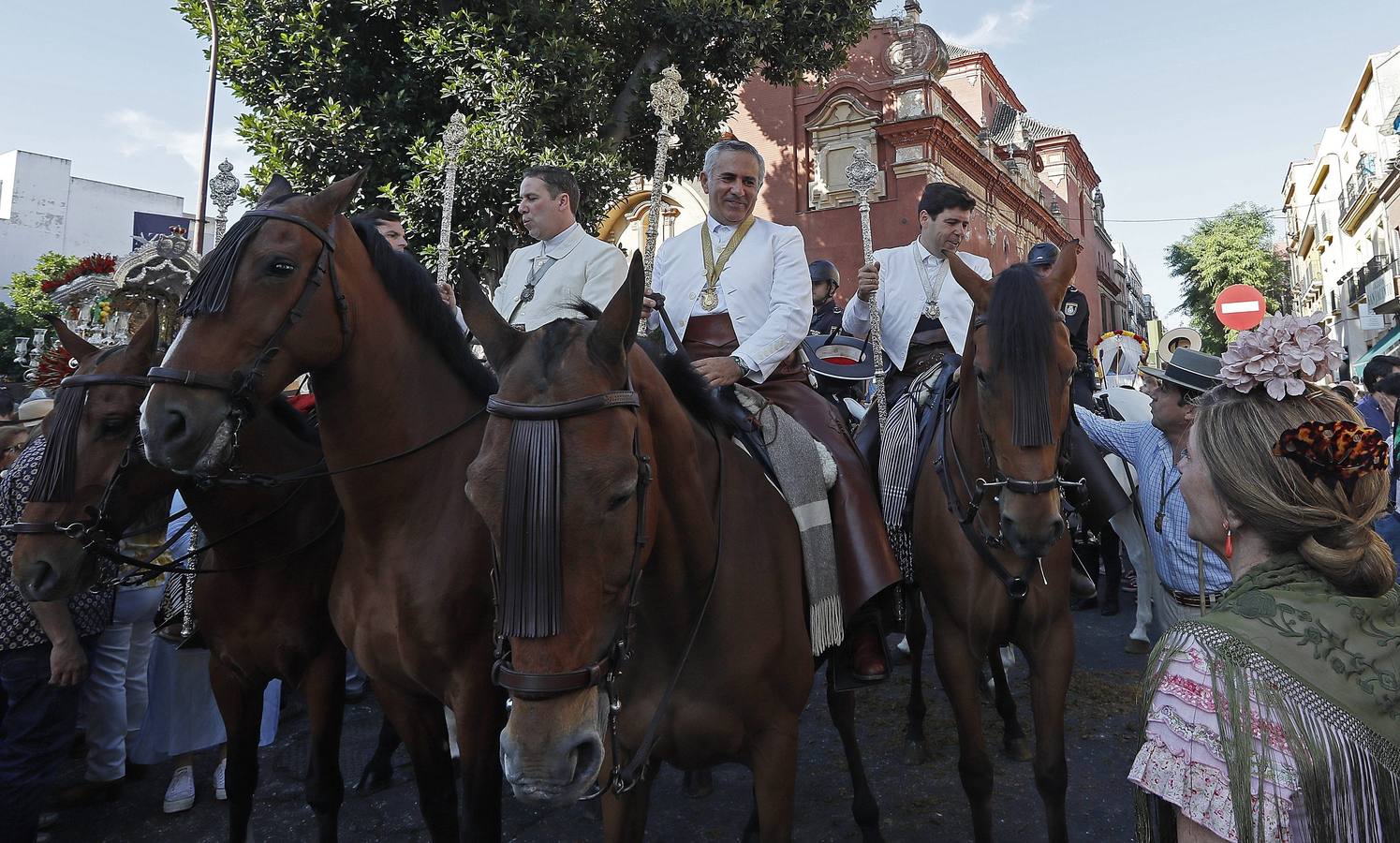 Cientos de personas participan en la romería de Pentecostés 2019, donde los peregrinos surcan los caminos hacia la aldea almonteña de El Rocío (Huelva) para honrar a la Virgen del Rocío.