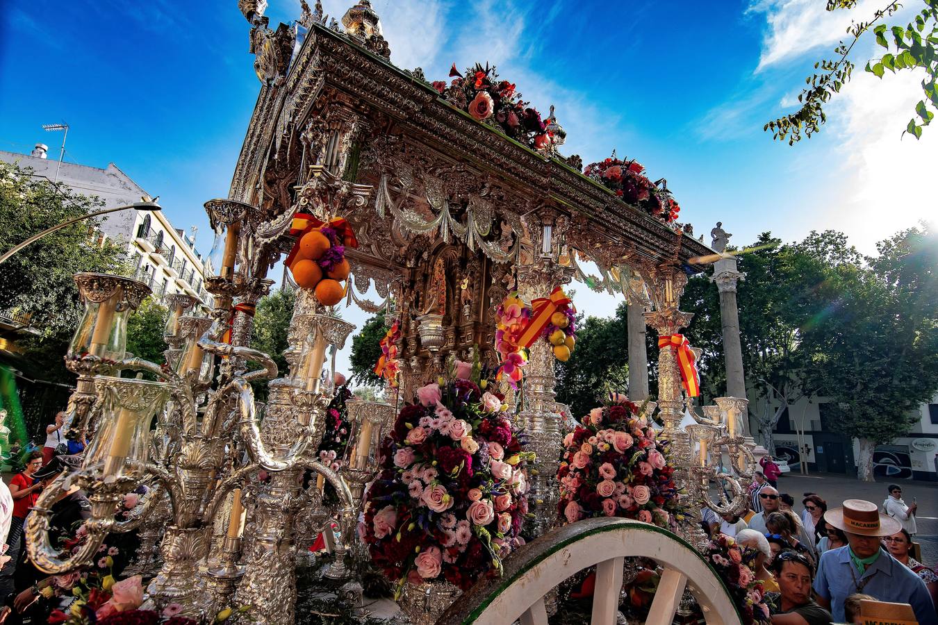 Cientos de personas participan en la romería de Pentecostés 2019, donde los peregrinos surcan los caminos hacia la aldea almonteña de El Rocío (Huelva) para honrar a la Virgen del Rocío.