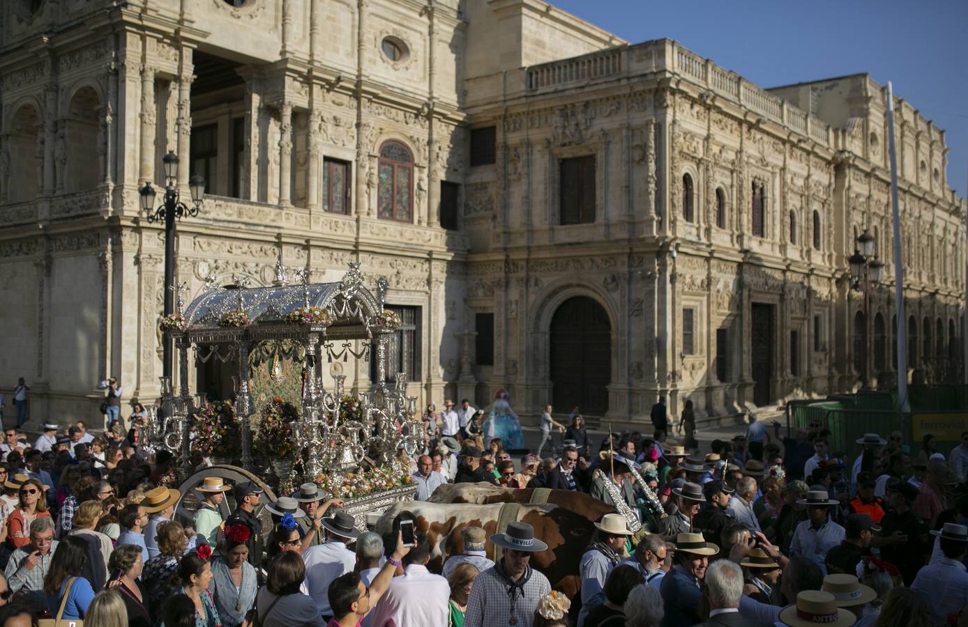 Cientos de personas participan en la romería de Pentecostés 2019, donde los peregrinos surcan los caminos hacia la aldea almonteña de El Rocío (Huelva) para honrar a la Virgen del Rocío.