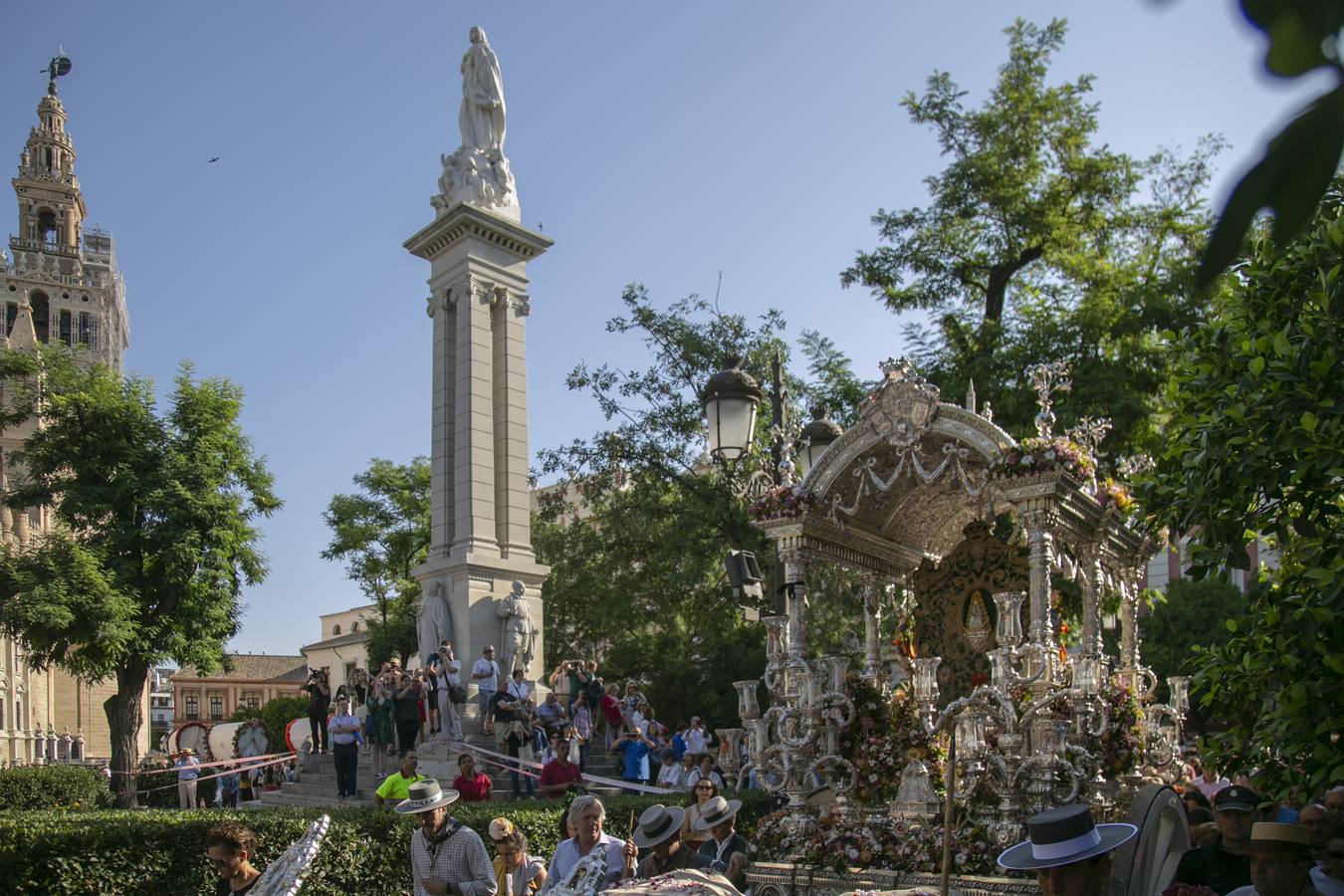Cientos de personas participan en la romería de Pentecostés 2019, donde los peregrinos surcan los caminos hacia la aldea almonteña de El Rocío (Huelva) para honrar a la Virgen del Rocío.