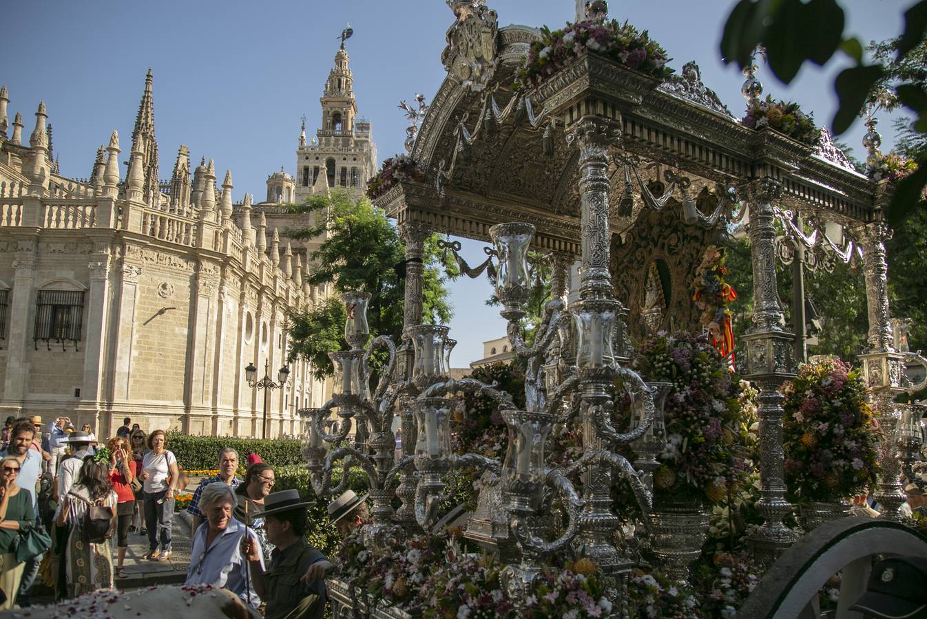 Cientos de personas participan en la romería de Pentecostés 2019, donde los peregrinos surcan los caminos hacia la aldea almonteña de El Rocío (Huelva) para honrar a la Virgen del Rocío.