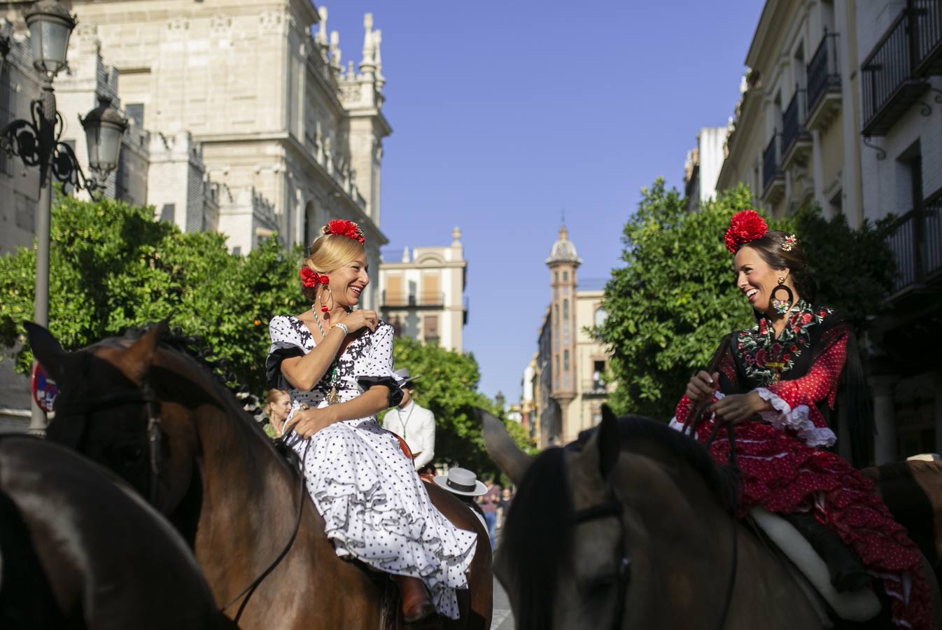 Cientos de personas participan en la romería de Pentecostés 2019, donde los peregrinos surcan los caminos hacia la aldea almonteña de El Rocío (Huelva) para honrar a la Virgen del Rocío.