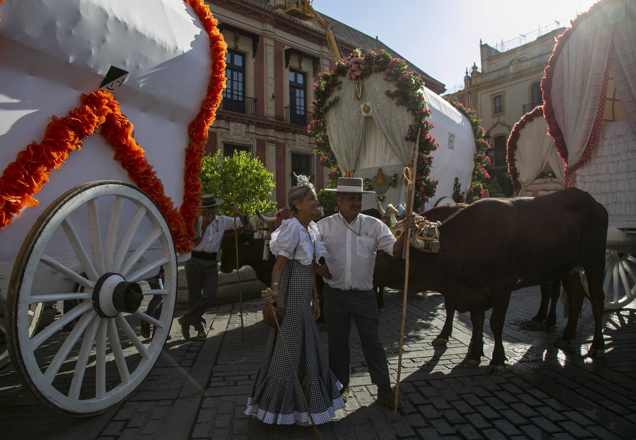 Cientos de personas participan en la romería de Pentecostés 2019, donde los peregrinos surcan los caminos hacia la aldea almonteña de El Rocío (Huelva) para honrar a la Virgen del Rocío.
