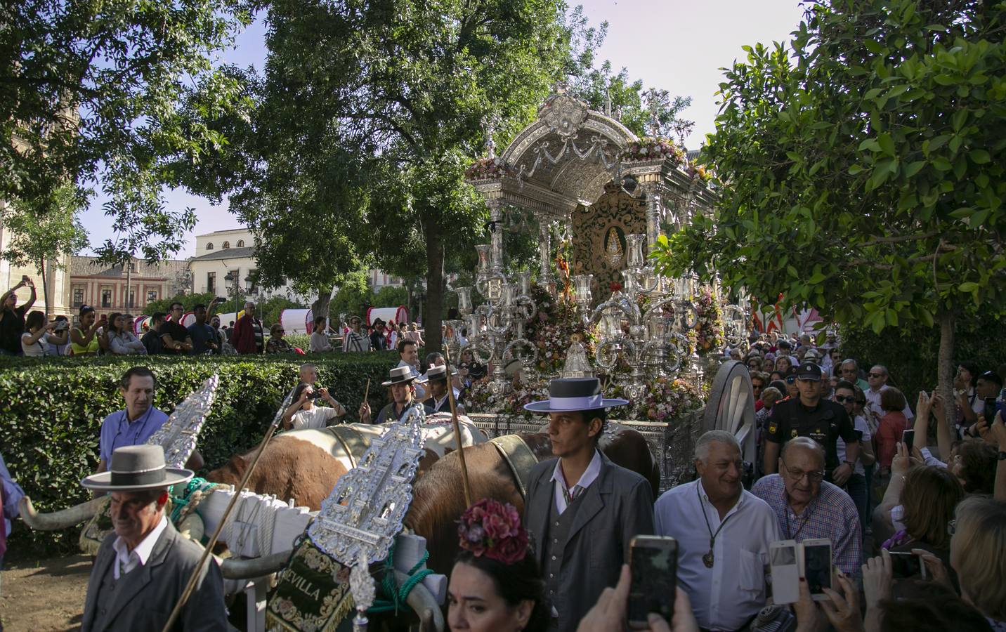 Cientos de personas participan en la romería de Pentecostés 2019, donde los peregrinos surcan los caminos hacia la aldea almonteña de El Rocío (Huelva) para honrar a la Virgen del Rocío.