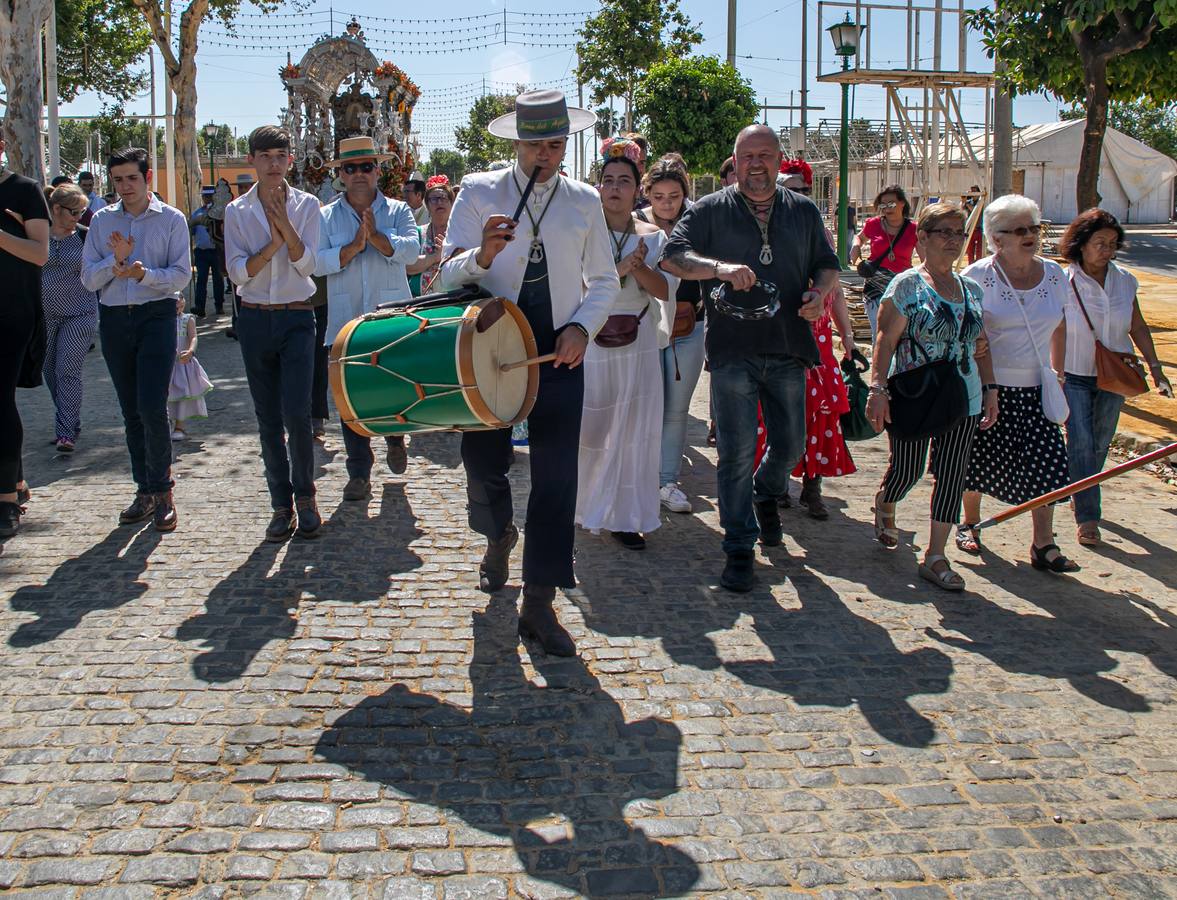 Cientos de personas participan en la romería de Pentecostés 2019, donde los peregrinos surcan los caminos hacia la aldea almonteña de El Rocío (Huelva) para honrar a la Virgen del Rocío.
